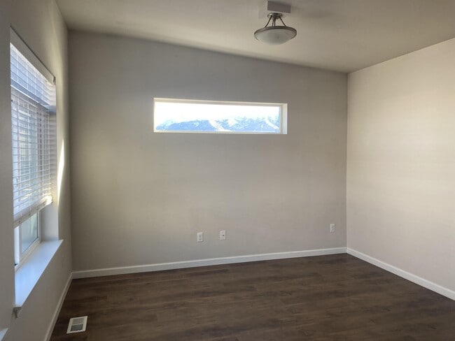 Building Photo - 156 Willow View Circle