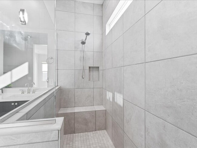 Building Photo - 5053 E Anderson Dr