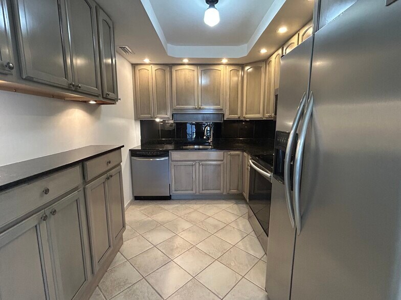 Building Photo - 5415 Collins Ave