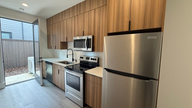 Building Photo - Modern 2-Bedroom Apartment in Gated N Port...
