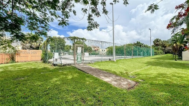 Building Photo - 8889 Fontainebleau Blvd