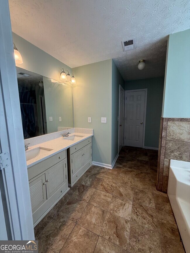 Building Photo - 755 Tara Bend