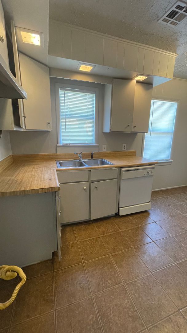 Building Photo - 3 bed 1 bath home with 1 car garage.  Move in Ready!