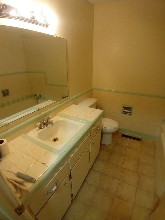 Building Photo - Charming 3 bed, 2 bath, 2 car garage in we...