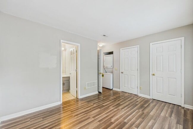 Building Photo - UNCG Area – Chancellors Court Townhomes. Walk to Campus and just minutes to Downtown!