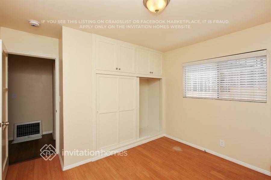 Building Photo - 819 W 148th Pl