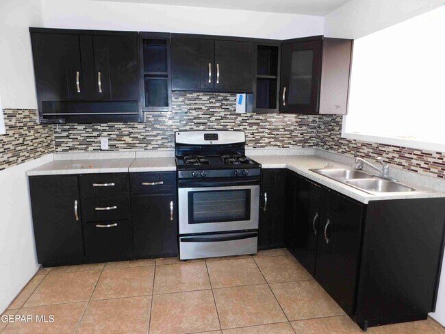 Building Photo - 14930 Karen Kay Dr