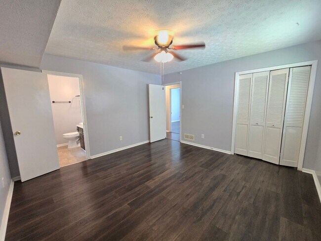 Building Photo - Brick Ranch in the heart of Jeffersontown! Featuring hardwood styled floors, 3 Bedrooms, 1.5 Bath...