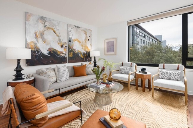 Building Photo - 250 King St