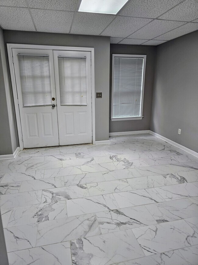 Building Photo - 2020 Washington Dr