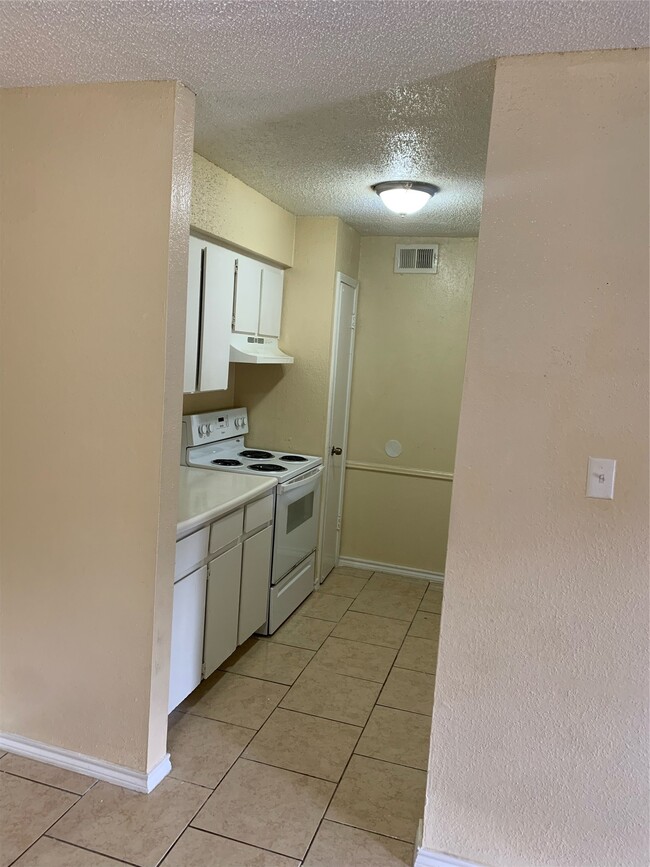 Building Photo - 10110 Westview Dr