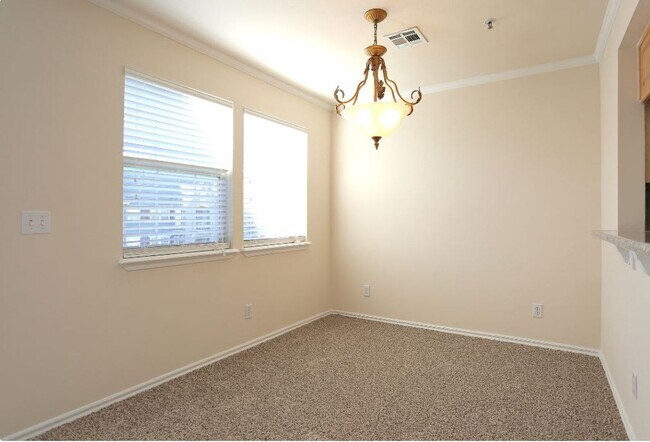 Building Photo - Beautiful large 2-bedroom 2 baths with 1 car garage in Mid Town Tulsa!!