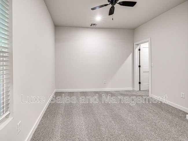 Building Photo - 612 W 2nd St