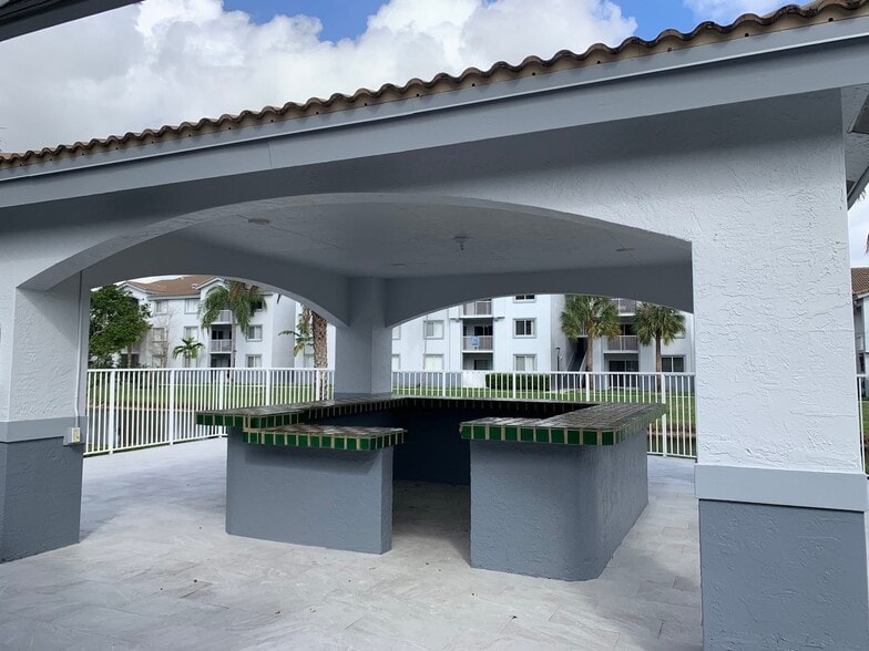 Building Photo - 2640 S University Dr