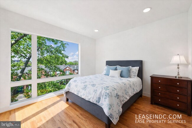 Building Photo - 1719 D St NE