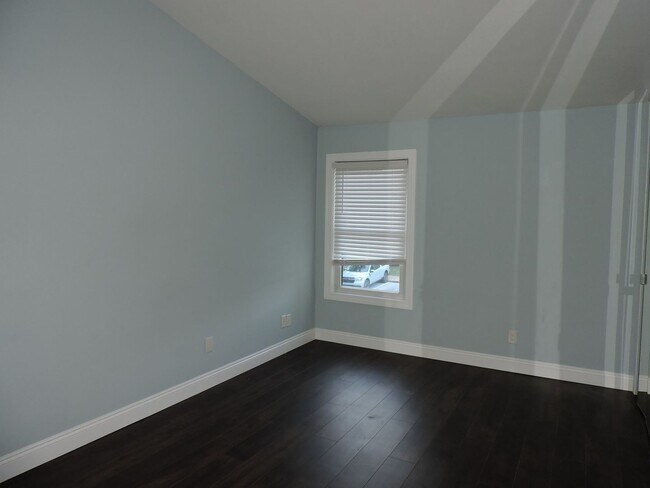 Building Photo - Convenient to schools, beaches & shopping.