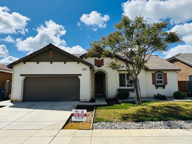 Primary Photo - $2,250 Locan & Ashlan, 3 Bedroom - E. Giav...