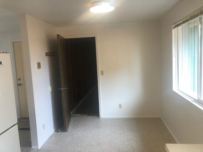 Building Photo - 3 bedroom, 1 bath house in Springfield!