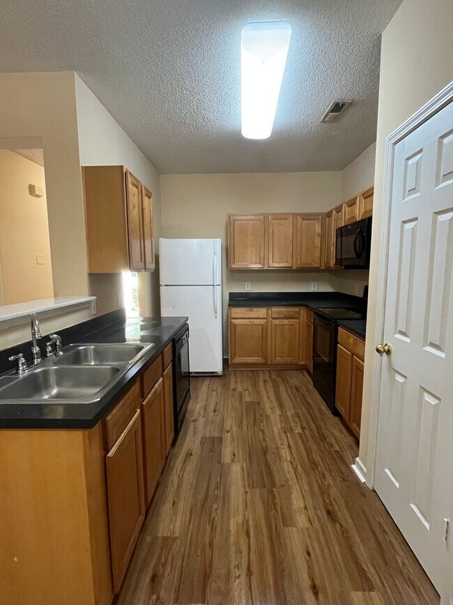 Building Photo - 3Br 3Ba Liberty Hall Townhome