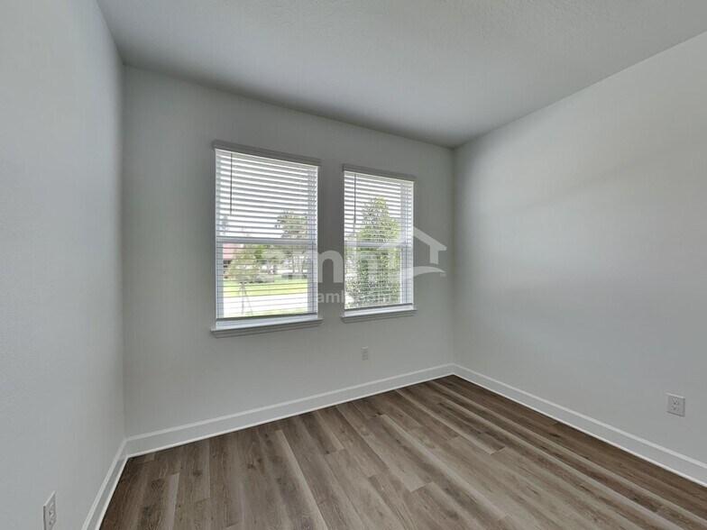 Building Photo - 2903 19th Ave W