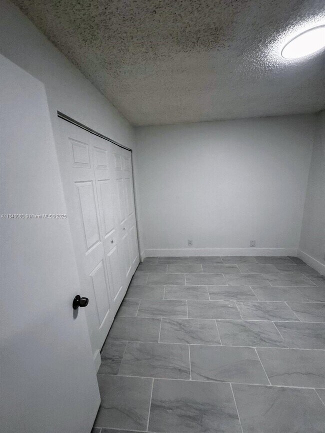 Building Photo - 9927 Twin Lakes Dr
