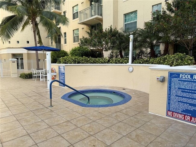 Building Photo - 610 Clematis St