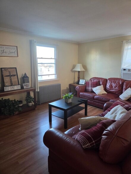 Building Photo - 413 Paderewski Ave