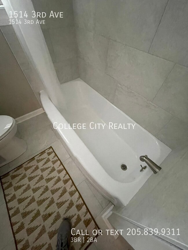 Building Photo - 1514 3rd Ave