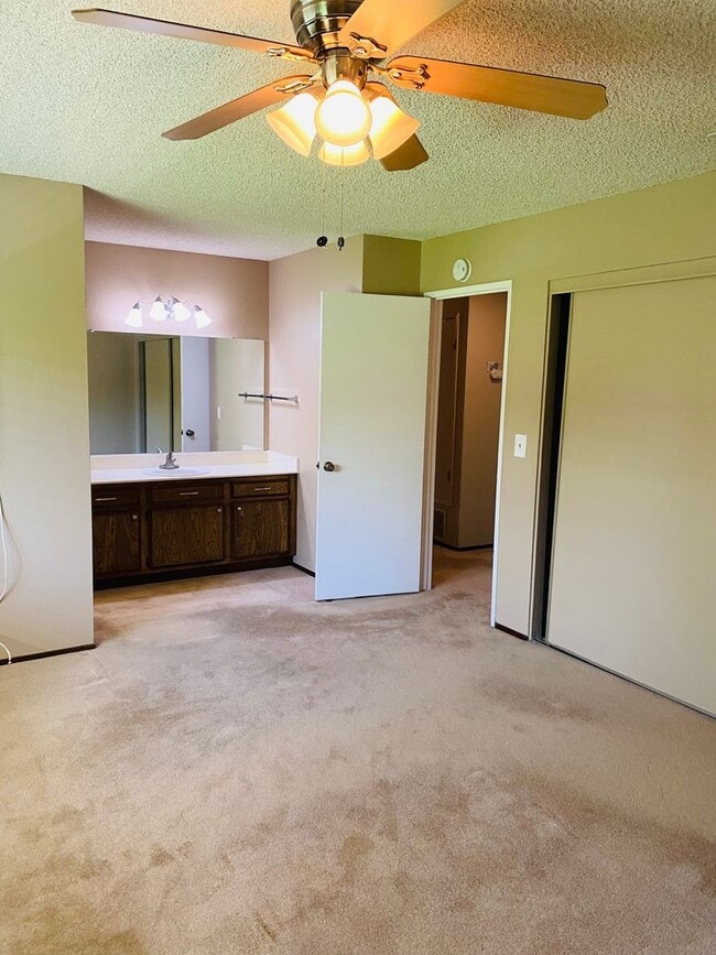 Building Photo - Charming Home Nestled on a Cul-De-Sac!