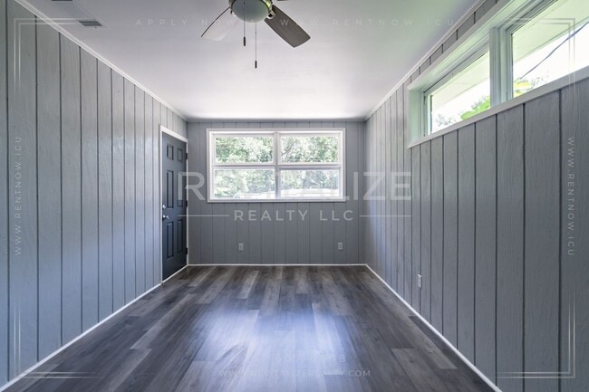 Building Photo - Charming 3-Bedroom Home with Unique Dual E...