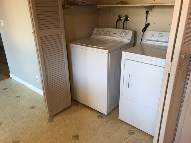 Building Photo - Great 2 bed 1 bath condo available for fall move in!
