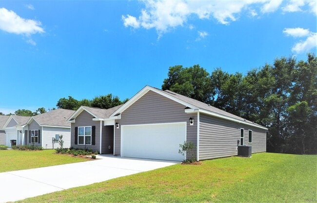 Building Photo - 4 Bedroom home with community pool!