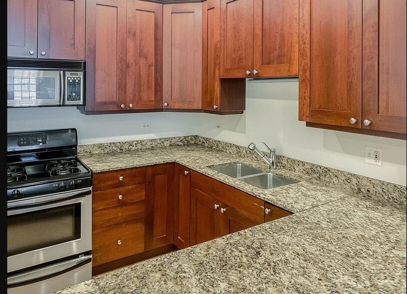 Building Photo - 3338 N Sheffield Ave