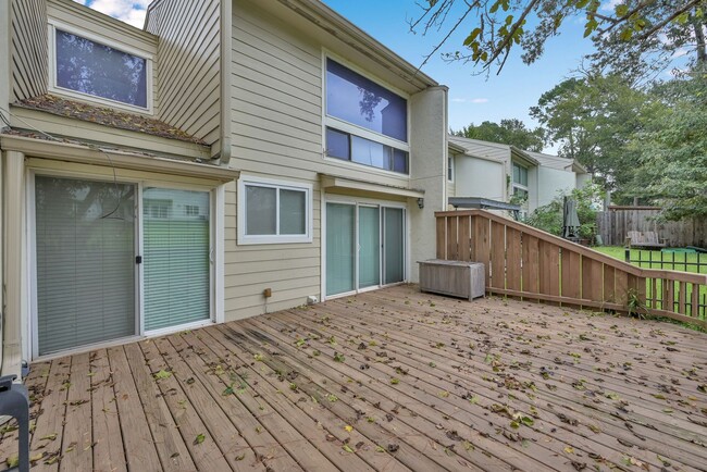 Building Photo - Inviting Townhouse in Walden