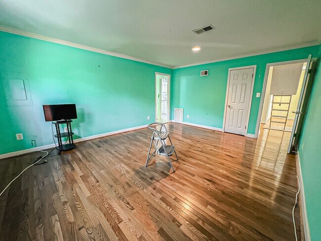 Building Photo - Cheerful 2 Bedroom 2 Bathroom with Spaciou...