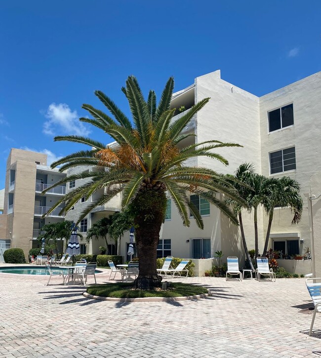 Building Photo - Great Condo close to the Beach