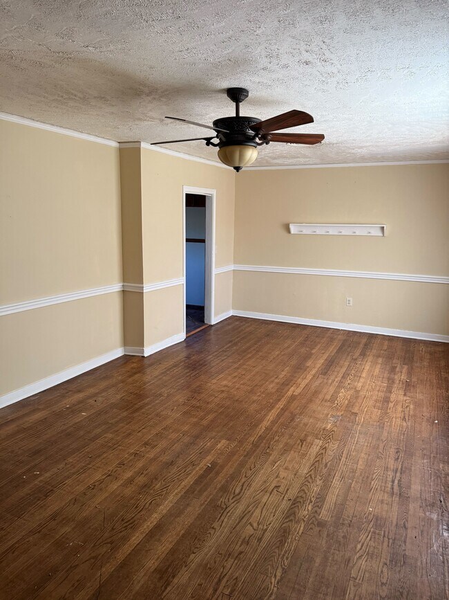 Building Photo - 430 Cedarhurst Dr