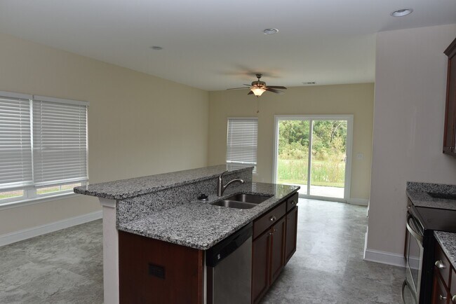 Building Photo - 3 Bed/2.5 Bath Townhome in Richmond Hill