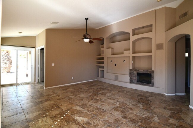 Building Photo - Palm Valley Beauty With A Pool!