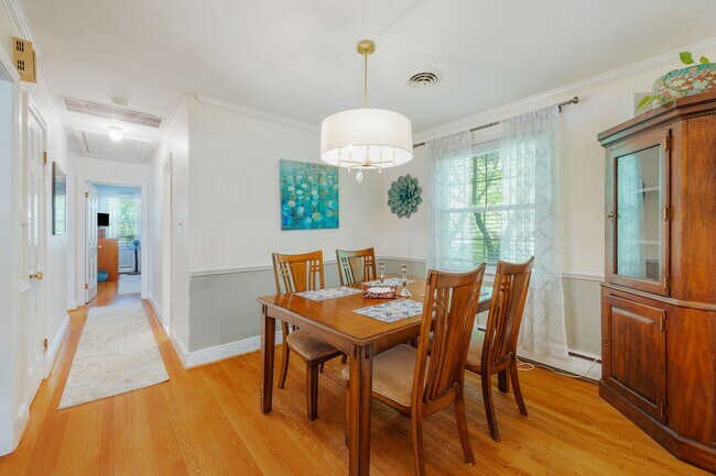 Building Photo - Beautiful Single-Level Home with In-Law Suite and Expansive Yard ***Available Early August 2026***