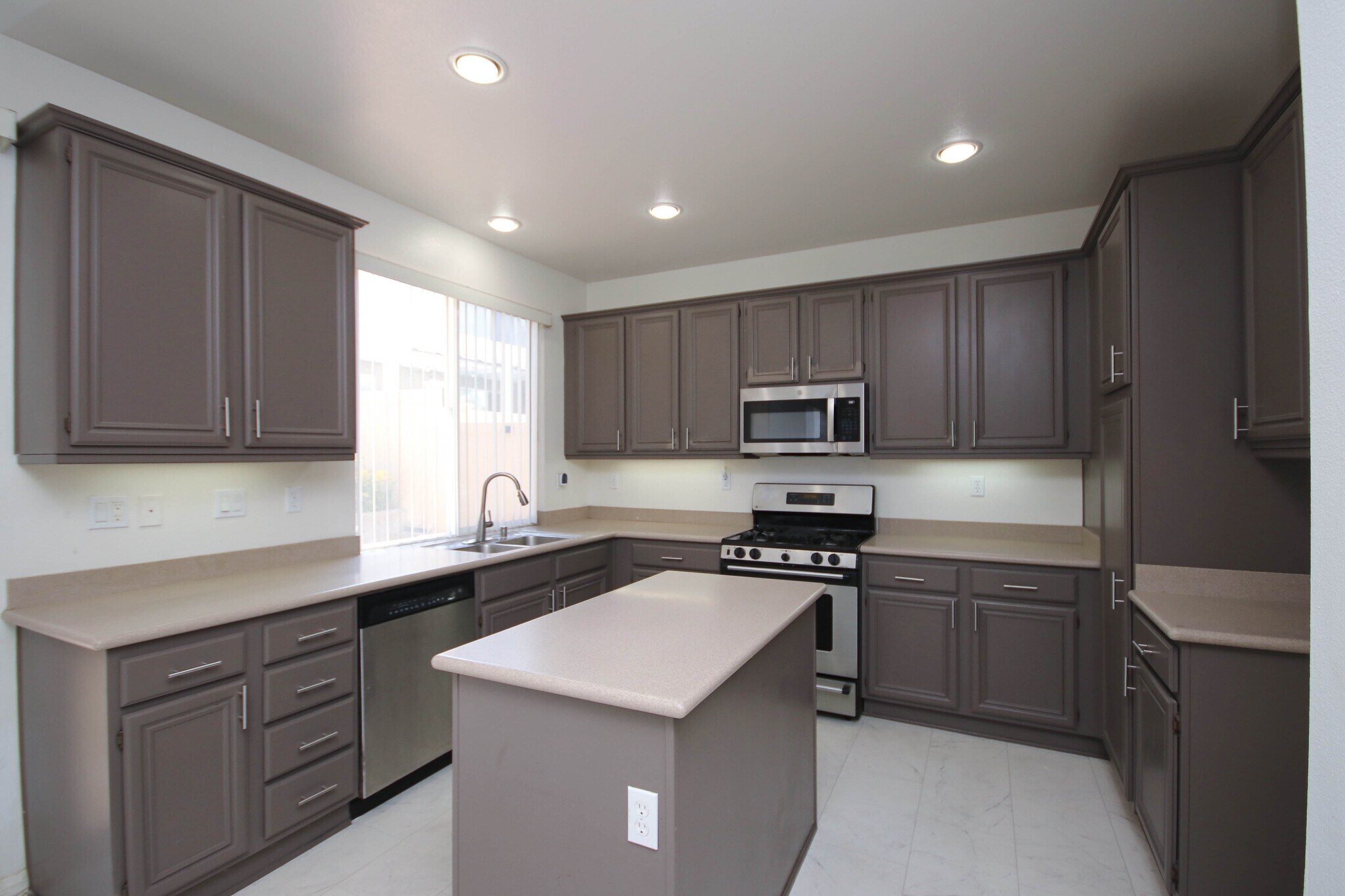 Building Photo - 2911 Spruce Ct