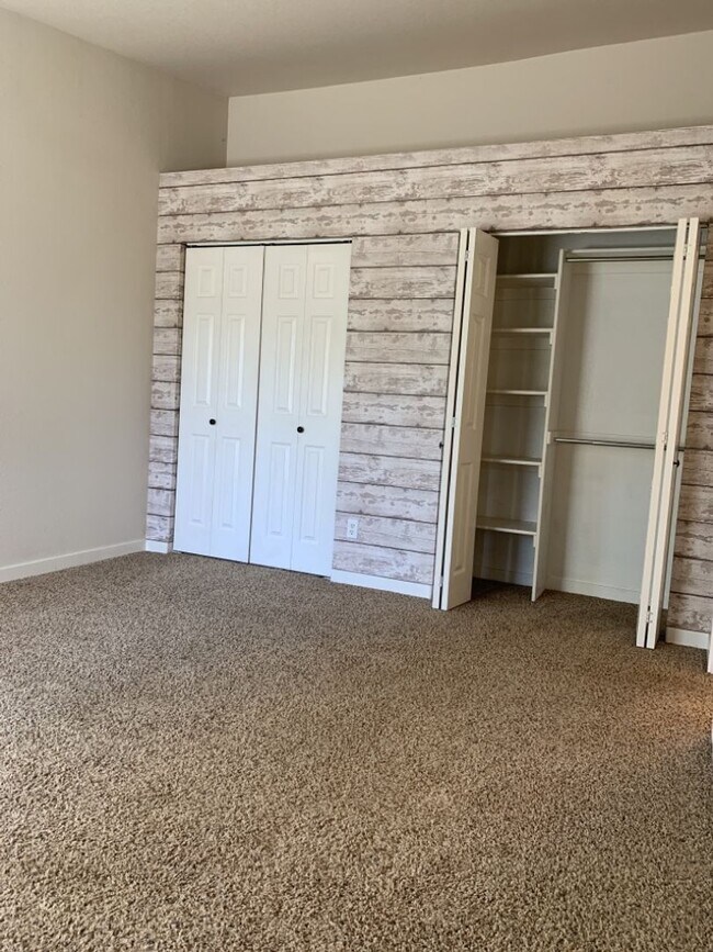 Building Photo - STUDENTS WELCOME! Remodeled 2 Bedroom 2 Bathroom Second-Floor Condo