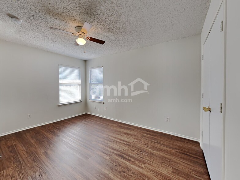 Building Photo - 830 Greenridge Dr