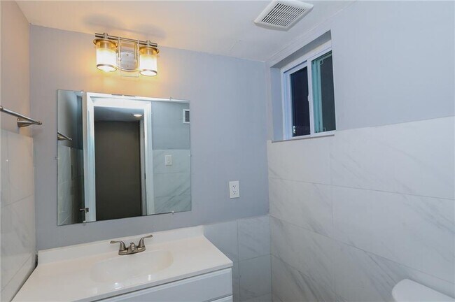 Building Photo - 1277 Goodwin Rd NE