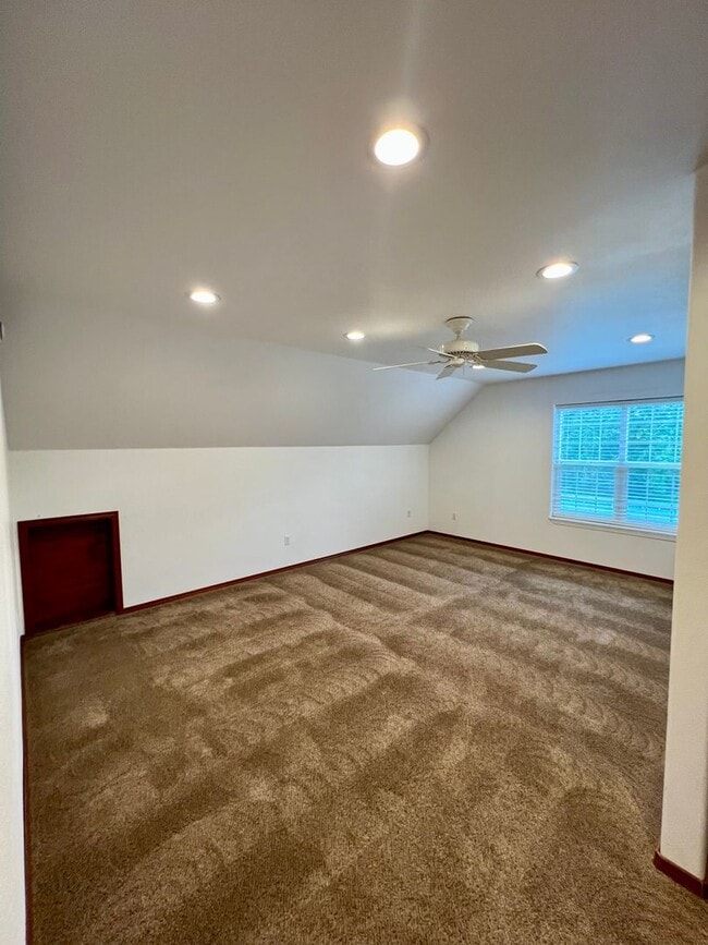 Building Photo - Stunning 3-Bedroom, 3-Bath Waterfront Home...