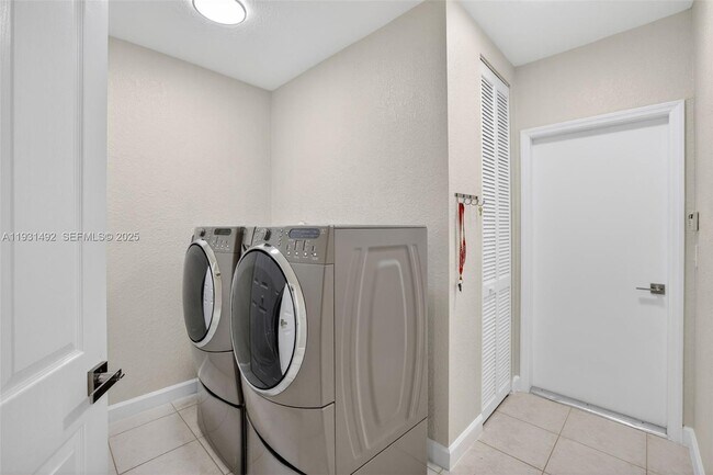 Building Photo - 940 Harbor View N