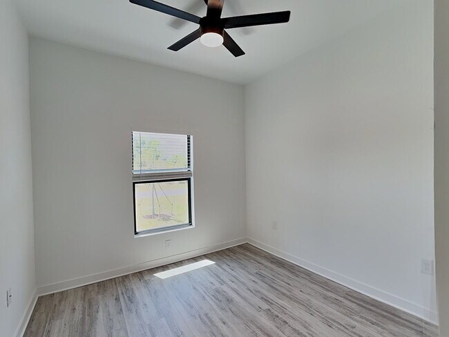 Building Photo - 1125 Highlands Rd