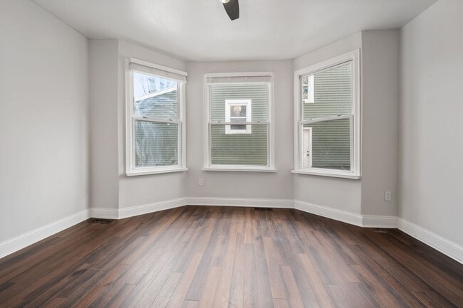 Building Photo - Madisonville- Charming 3+ bedroom 1.5 Bath, 1 car detached