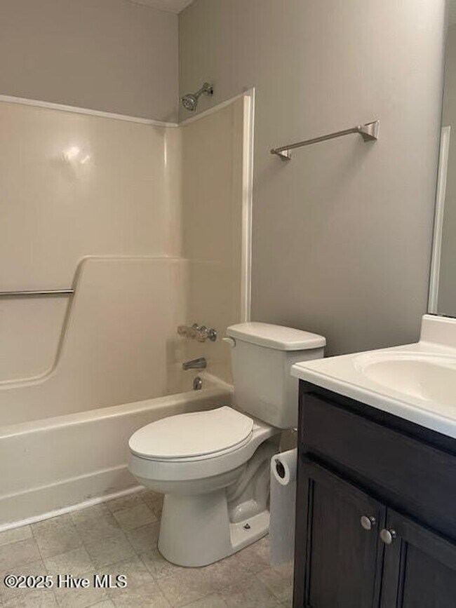 Building Photo - Great two bedroom, two bath duplex in Hunters Creek.