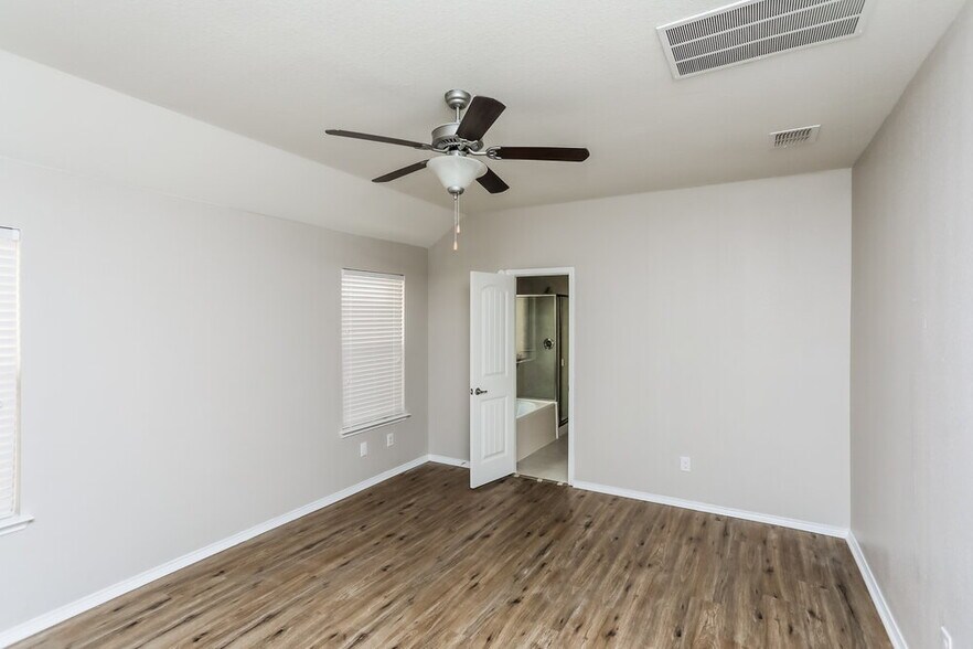 Building Photo - 8473 Blue Violet Trl
